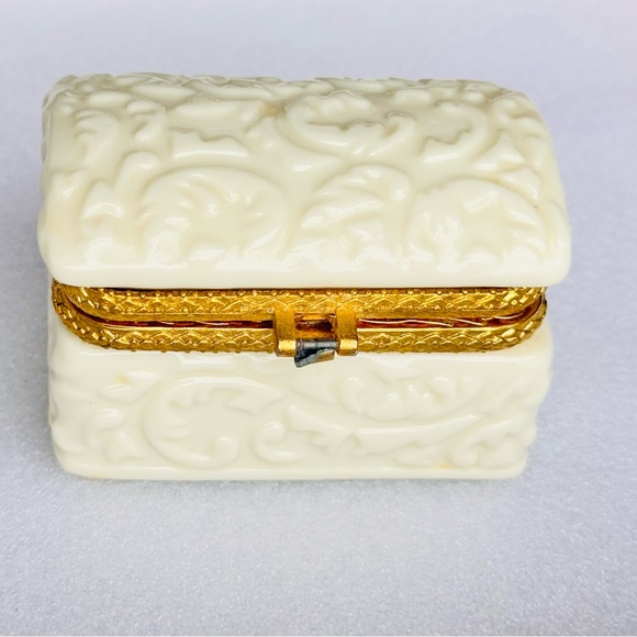 VINTAGE Hollywood Regency Ivory Ceramic Trinket Box w Gold Trim Bow & Hinge - Picture 9 of 16